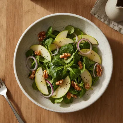 Feldsalat mit Walnüssen und Apfel