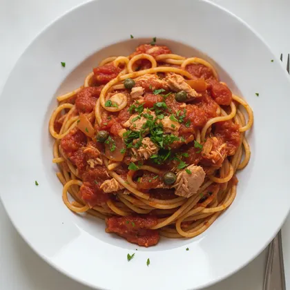 Nudeln mit Thunfisch-Tomatensauce